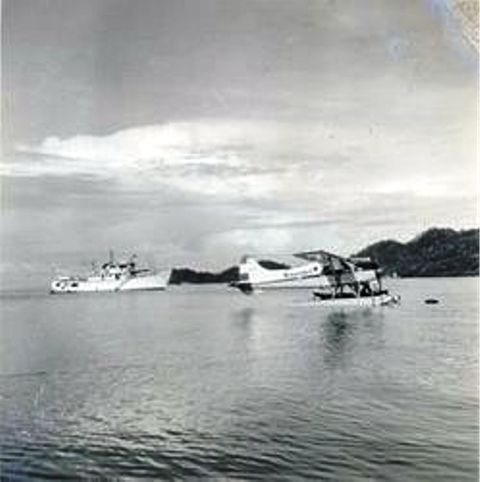 Teluk Serui dengan satu pesawat Catalina Teluk Serui dengan satu pesawat Catalina