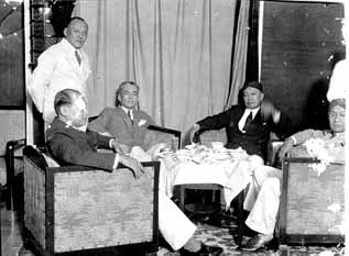 Kedatangan Presiden Filipina; depan kiri adalah M Hoesni Thamrin Kedatangan Presiden Filipina; depan kiri adalah M Hoesni Thamrin