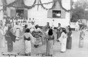 Di Tandjoeng Oost Ibu2 menari 