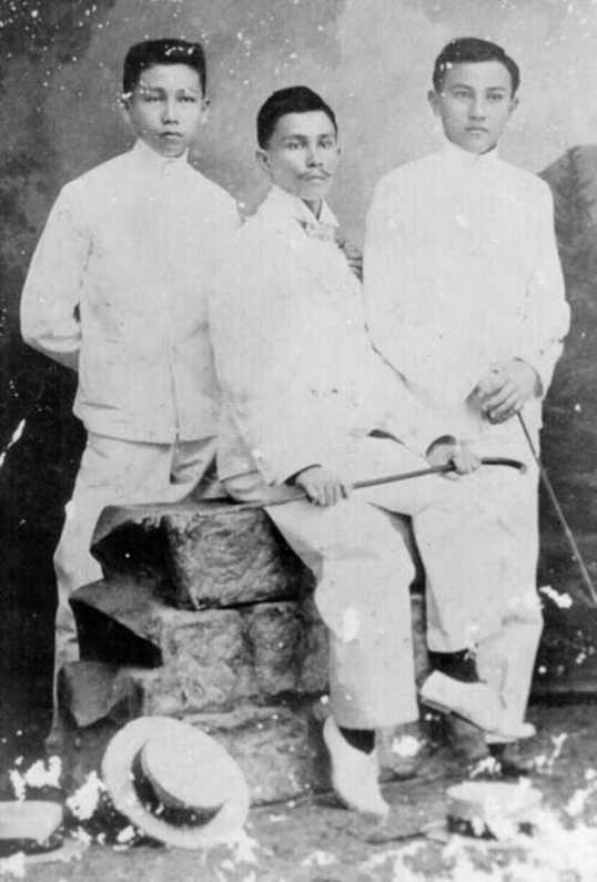 Sam Ratu Langie bersama sepupu2nya di Manado