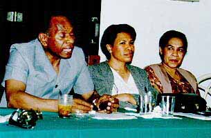 Bapak Numberi berserta Ibu dan Ibu Nora Papare