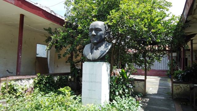 Sam Ratulangie's Bust at Jl. Sam Ratulangie 26-28