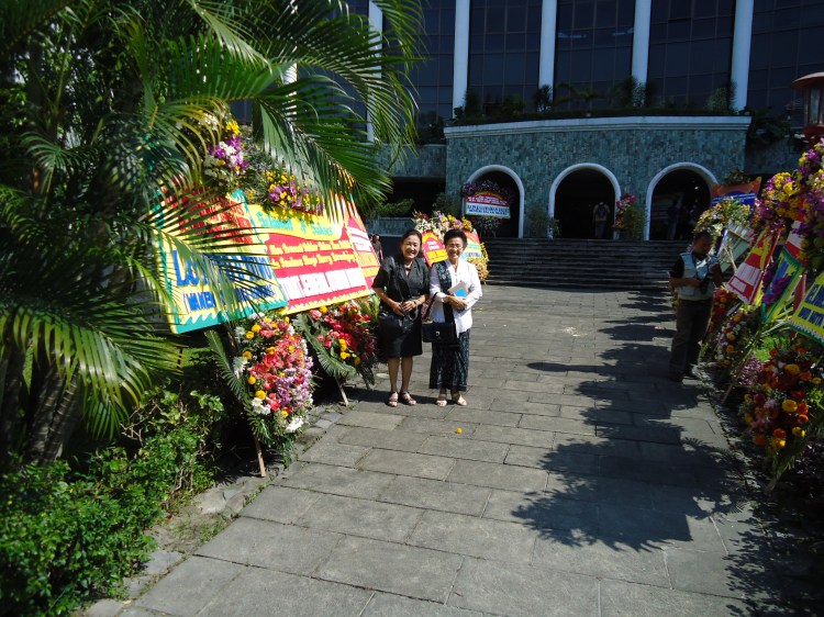 Didepan Gedung Lengkung UGM