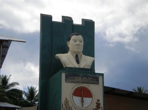 Patung Mr. MARAMIS di Manado