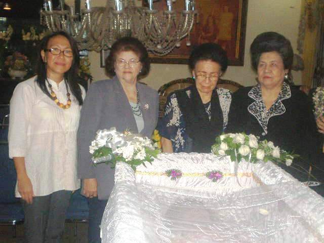 The day before she was laid to rest. f.l.t.r Riri Sudjoko, Els Tampi-Engelen, Uki Sudjoko-R, Roos Wawolumaya-Engelen