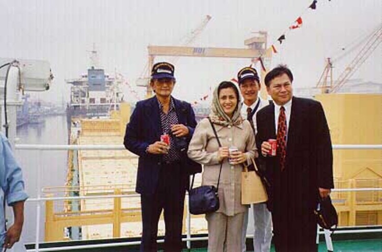 Berfoto diatas kapal