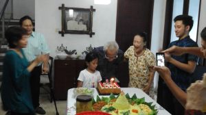 Ahli tiup lilin sudah ditempat ......